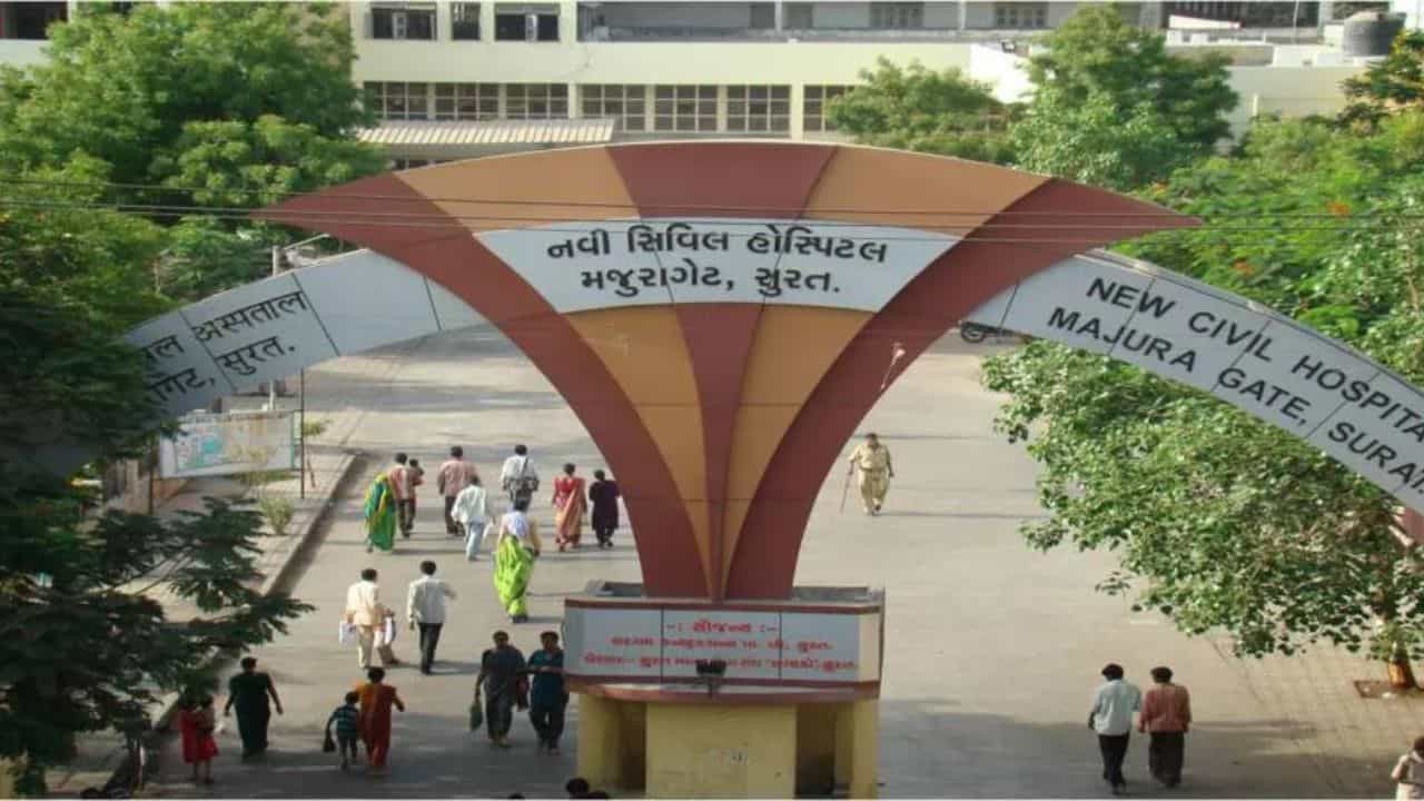 Surat : સરકારી મેડિકલ કોલેજની પરીક્ષા શરૂ થયાની 30 મિનિટમાં 227 વિદ્યાર્થીઓને ઉઠાડી મુકાયા, જુઓ આખા વિવાદનો VIDEO