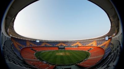 ભારત અને ન્યુઝીલેન્ડ વચ્ચે હાલમાં ટી-20 સિરીઝ ચાલી રહી છે. આ સિરીઝમાં બંને ટીમ 1-1ની બરાબરી પર છે. અમદાવાદમાં રમાનારી અંતિમ અને ત્રીજી મેચ સિરીઝ માટે નિર્ણાયક સાબિત થશે. મેચ પહેલા આજે બંને ટીમ નરેન્દ્ર મોદી ક્રિકેટ સ્ટેડિયમમાં પ્રેક્ટિસ કરતી જોવા મળી હતી.