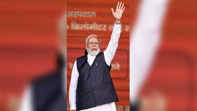 વડા પ્રધાન નરેન્દ્ર મોદી ગુરુવારે (19 જાન્યુઆરી) મુંબઈ પહોંચ્યા. તેમના મુંબઈ પ્રવાસમાં પીએમ મોદીએ મુંબઈ મેટ્રોના 2A અને 7 રૂટના બીજા તબક્કાનું ઉદ્ઘાટન કર્યું હતું. આ સિવાય તેમને બાળાસાહેબ ઠાકરેના નામે 20 'આપકા દાવખાના'નું પણ ઉદ્ઘાટન કર્યું હતું. આ સિવાય 7 વેસ્ટ વોટર મેનેજમેન્ટને લગતી યોજનાઓનું પણ ઉદ્ઘાટન કર્યું.