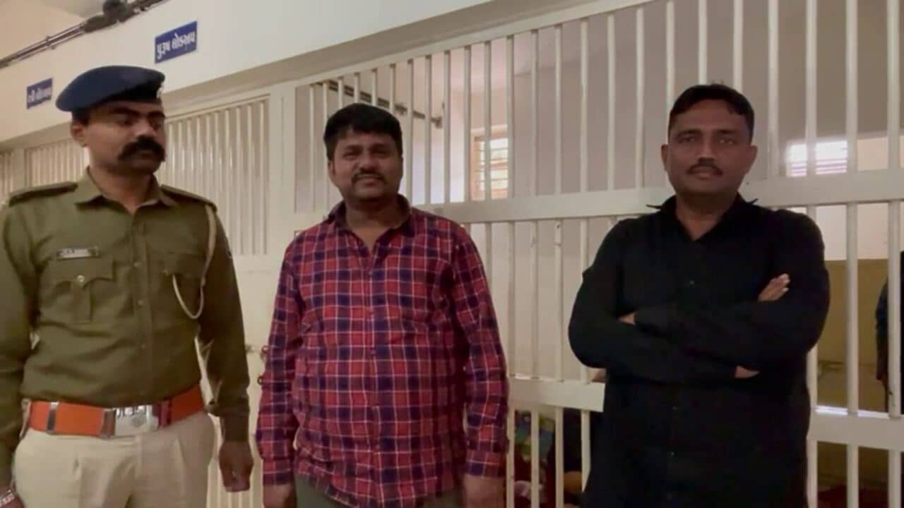 Patan : ચાઇનીઝ દોરીના નામે તોડ કરતા બે પત્રકારોને પોલીસે ઝડપી પાડ્યા, બે વેપારીની પણ ધરપકડ કરવામાં આવી