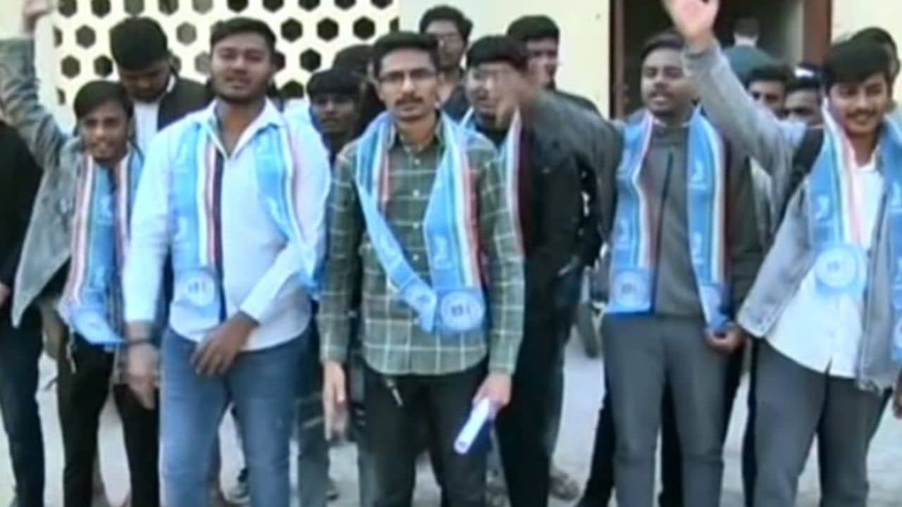 Video : રાજકોટમાં વિદ્યાર્થિનીના અચાનક મૃત્યુ મુદ્દે NSUI આક્રમક, શાળાનો સમય મોડો કરવા રજુઆત