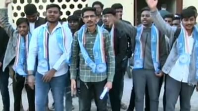 Video : રાજકોટમાં વિદ્યાર્થિનીના અચાનક મૃત્યુ મુદ્દે NSUI આક્રમક, શાળાનો સમય મોડો કરવા રજુઆત Video : રાજકોટમાં વિદ્યાર્થિનીના અચાનક મૃત્યુ મુદ્દે NSUI આક્રમક, શાળાનો સમય મોડો કરવા રજુઆત