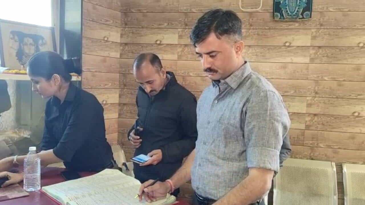 Video : 26મી જાન્યુઆરીને લઈને પોલીસ તંત્ર એલર્ટ મોડ પર, પોલીસના ઉચ્ચ અધિકારીઓ સુરક્ષા વ્યવસ્થા અંગે કરી બેઠક