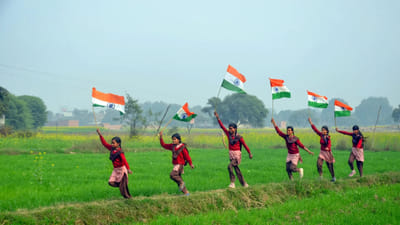 74માં પ્રજાસત્તાક દિવસ નિમિત્તે આજે ભારતમાં કશ્મીરથી લઈને કન્યાકુમારી સુધી દેશમા ખૂણે ખૂણે ત્રિરંગો ઝંડો લહેરાવવામાં આવ્યો હતો.