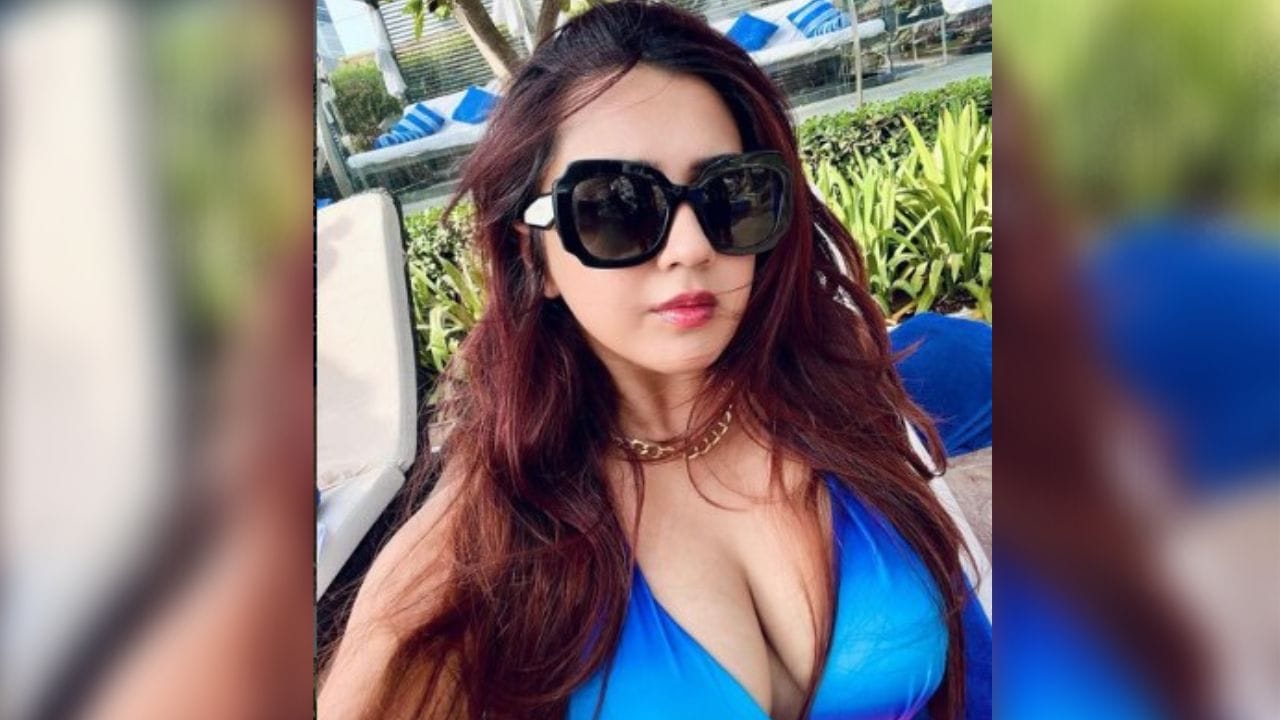 રોશની સોશિયલ મીડિયા પર ઘણી એક્ટિવ રહે છે. તેના બોલ્ડ ફોટોઝને કારણે તે હંમેશા ચર્ચામાં રહે છે.