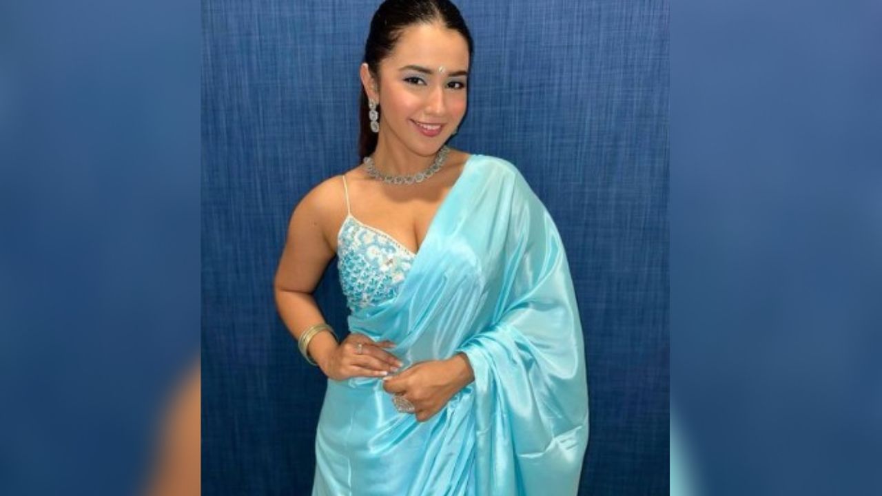 તેણે હાલમાં જ શોર્ટ બ્લેક બોડી હગિંગ ડ્રેસમાં કેટલાક ખૂબ જ બોલ્ડ ફોટા પોસ્ટ કર્યા છે. તમામ ફેન્સ આ ફોટોને ખૂબ જ પસંદ કરી રહ્યા છે.