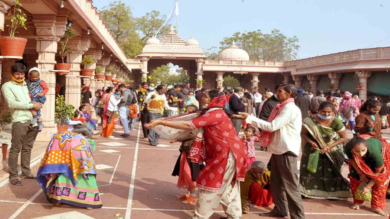 Video : નડિયાદના સંતરામ મંદિરમાં પોષી પૂનમની અનોખી રીતે ઉજવણી, હજારો કિલો બોર ઉછાળાયા