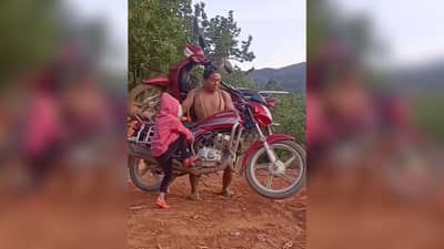 સ્કુટીને ખભા પર બાંધીને વ્યક્તિએ બાઇક ઉપાડી, લોકોએ કહ્યું-બધું ચ્યવનપ્રાશ એક જ દિવસમાં ખાઈ લીધું?