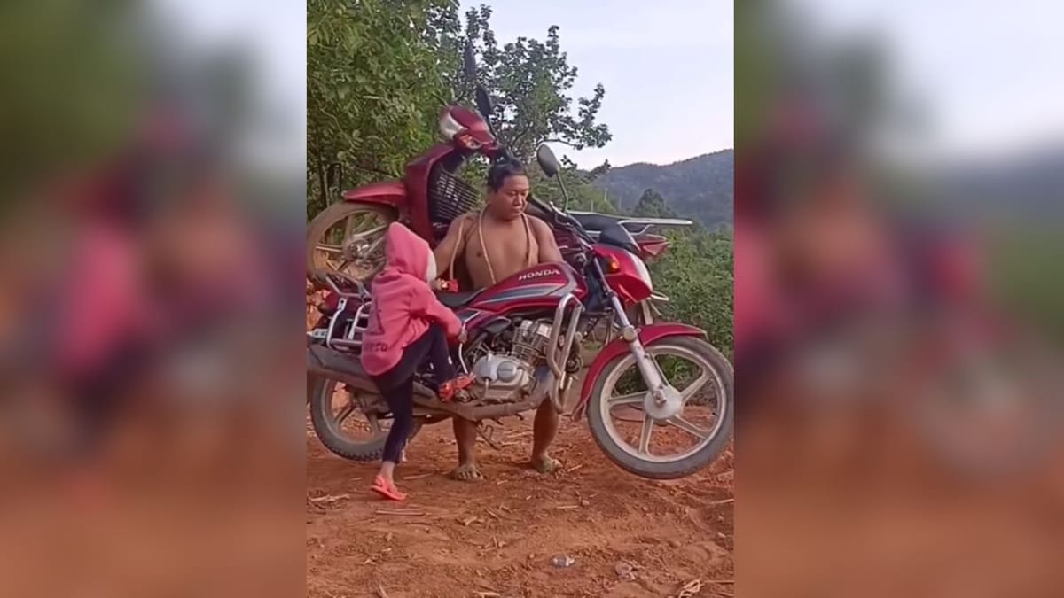 સ્કુટીને ખભા પર બાંધીને વ્યક્તિએ બાઇક ઉપાડી, લોકોએ કહ્યું-બધું ચ્યવનપ્રાશ એક જ દિવસમાં ખાઈ લીધું?