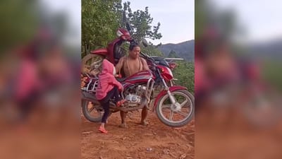 સ્કુટીને ખભા પર બાંધીને વ્યક્તિએ બાઇક ઉપાડી, લોકોએ કહ્યું-બધું ચ્યવનપ્રાશ એક જ દિવસમાં ખાઈ લીધું?