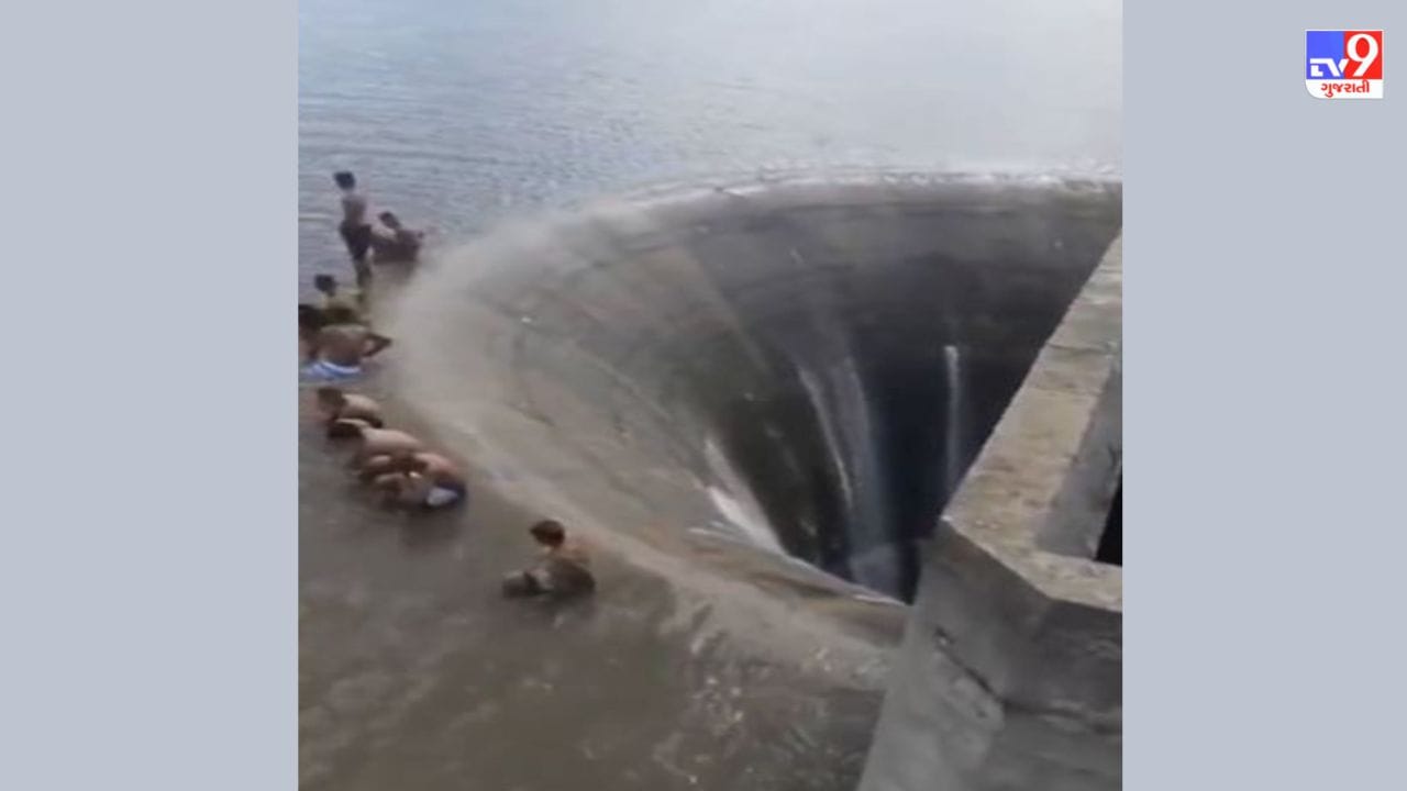 Shocking Video : બાળકોએ એવી જગ્યાએ બેસીને કરી મસ્તી કે જોઇને લોકોની ચીસ નીકળી ગઇ