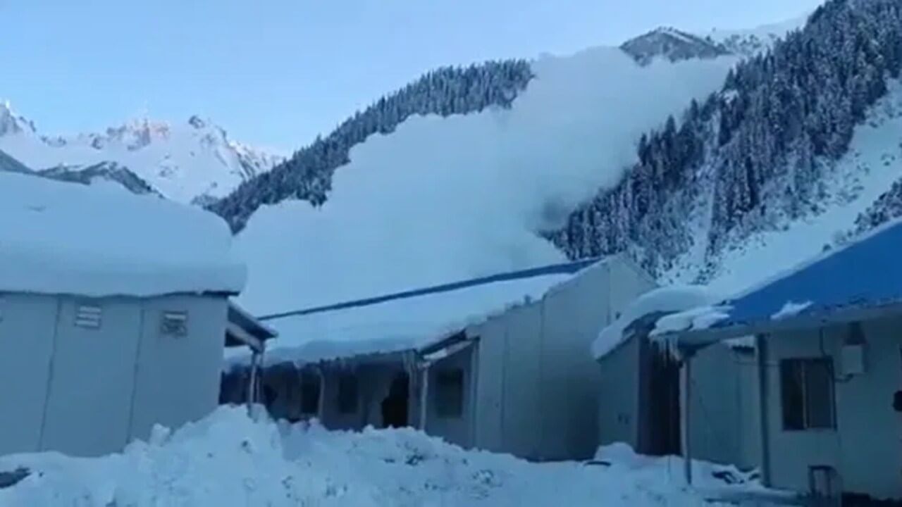 કાશ્મીરના સોનમર્ગમાં હિમપ્રપાત, પર્વત પરથી બે બાજુએ ધસી આવ્યો બરફ, જુઓ ભયાનક video