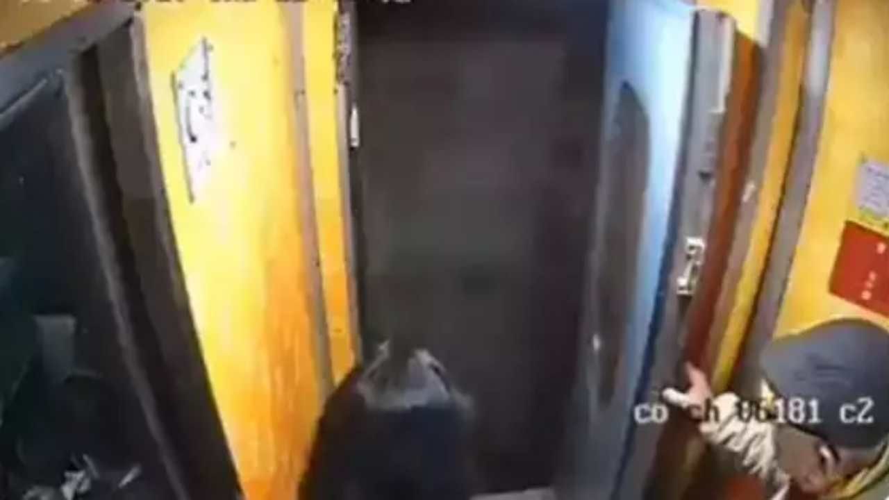 Shocking Viral Video: સ્ટેશન આવે તે પહેલા દરવાજા પર ઉભા રહી જનાર ખાસ જુએ, તમારી સાથે પણ આવું થઈ શકે છે
