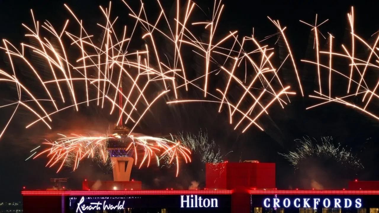 કિરબાતીથી શરુ થઈને ટાઈમ ઝોન અનુસાર રુસ, ન્યૂઝીલેન્ડ, યૂરોપ અને અમેરિકામાં આતશબાજીથી નવા વર્ષની શરુઆત કરવામાં આવી હતી.