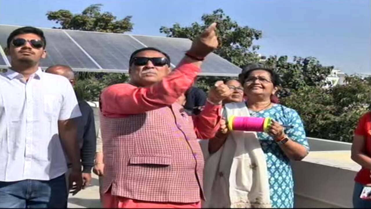 Video: પૂર્વ CM વિજય રુપાણીએ રાજકોટમાં પરિવાર સાથે મનાવ્યો ઉત્તરાયણનો પર્વ, કેજરીવાલ પર આક્ષેપ કરતા કહ્યુ-‘AAPનું જુઠ્ઠાણુ ખુલ્લું પડ્યુ છે’