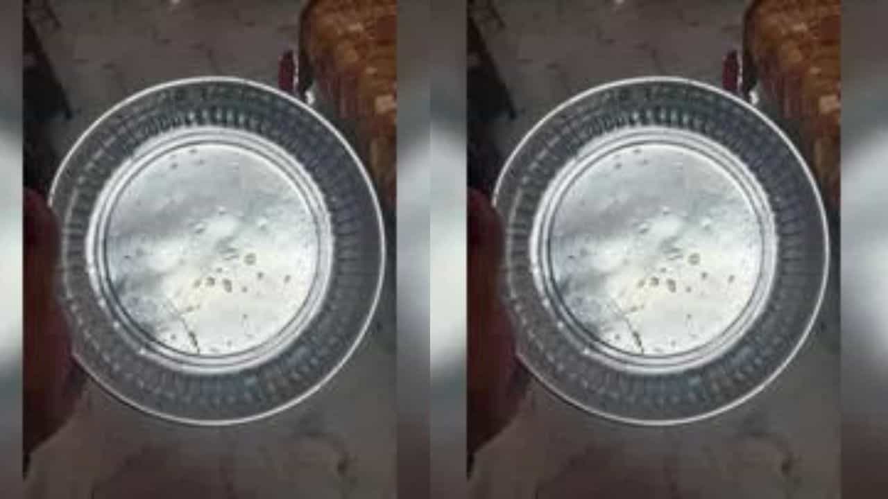 Viral Photo : 20 વર્ષ સુધી એક જ થાળીમાં ભોજન કરતી હતી માતા, મૃત્યુ બાદ તેનું કારણ જાણી ભાવુક થયા લોકો