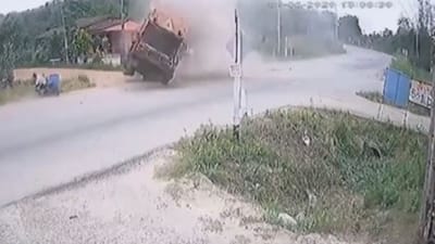 Twitter Viral Video: આ એક્સિડન્ટ એટલો ભયાનક હતો કે જોત જોતામાં  Video થઈ ગયો વાયરલ