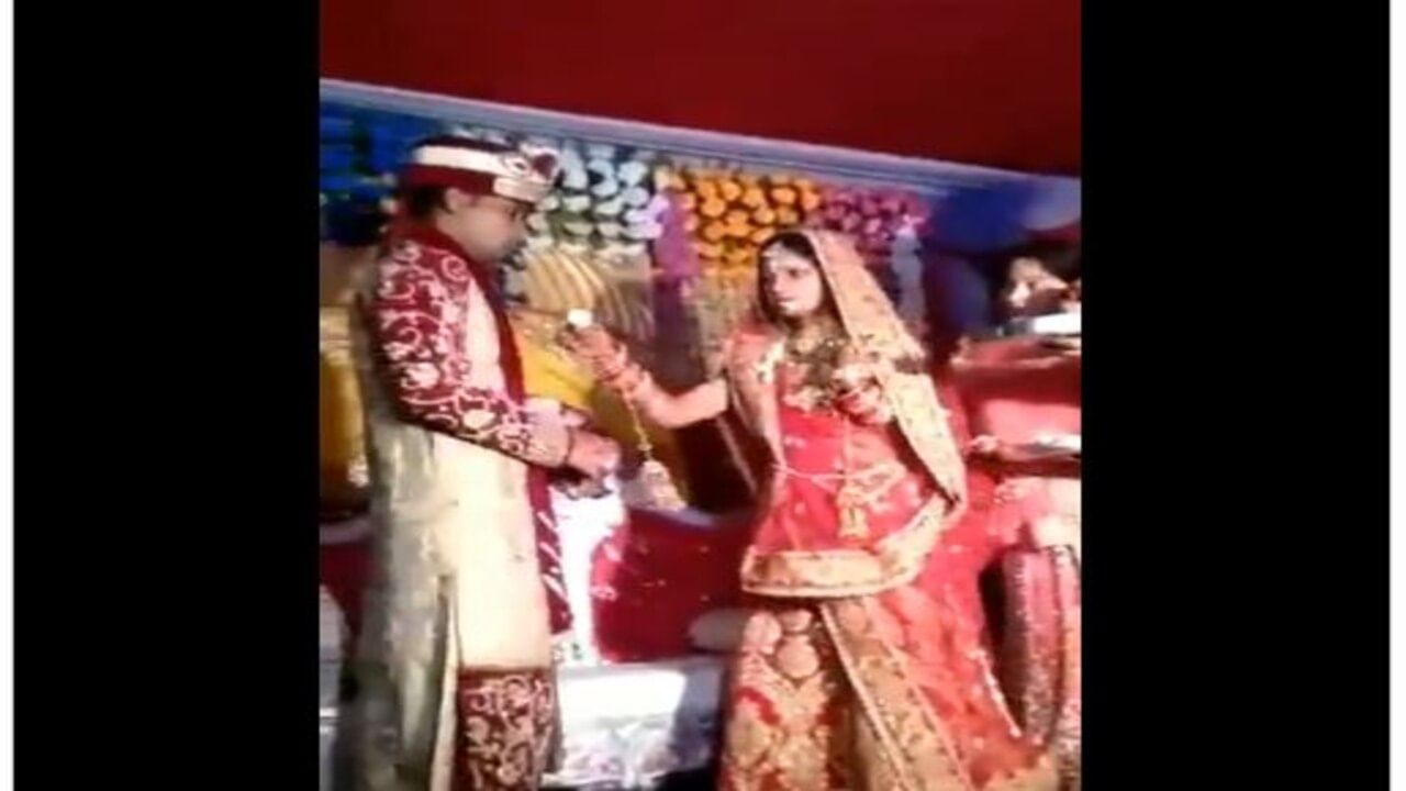 લગ્નની વિધી દરમિયાન વરરાજાએ મીઠાઇ ખાવામાં વાર કરી, દુલ્હનને આવ્યો ગુસ્સો, જુઓ શું કર્યુ આ Viral video માં