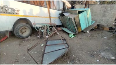 Video: ગોંડલમાં ગુંદાળા ચોકડી નજીક જાનૈયાઓને લઈને જતી બસ અને પિકઅપ વાન વચ્ચે અકસ્માત Video: ગોંડલમાં ગુંદાળા ચોકડી નજીક જાનૈયાઓને લઈને જતી બસ અને પિકઅપ વાન વચ્ચે અકસ્માત