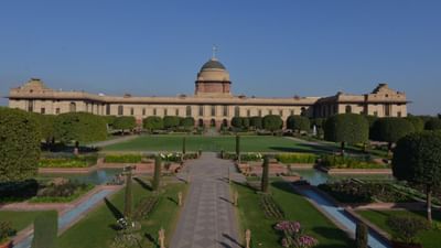 રાષ્ટ્રપતિ ભવન સ્થિત મુગલ ગાર્ડનનું નામ બદલીને હવે અમૃત ઉદ્યાન કરવામાં આવ્યું છે. અમૃત મહોત્સવ અંતર્ગત બગીચાનું નામ બદલવામાં આવ્યું છે. અમૃત ઉદ્યાન (મુગલ ગાર્ડન)માં 12 પ્રકારના ટ્યૂલિપ ફૂલો છે.