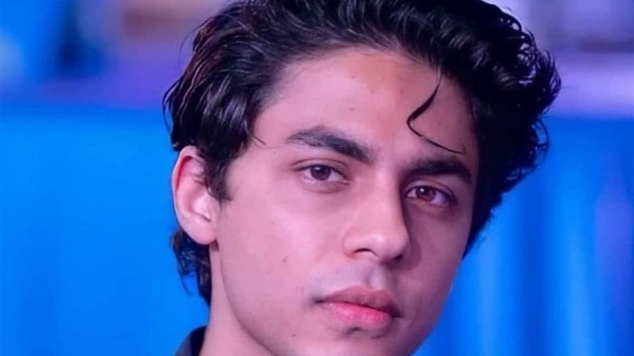 આર્યન ખાન- આર્યન ખાનના બોલીવુડમાં ડેબ્યુ કરવાના સમાચાર તો કોરોનાના પહેલાથી ચાલી રહ્યા છે પણ ડ્રગ્સ કેસમાં ફસાયા બાદ 2022માં તેને ડેબ્યુ કર્યુ નથી પણ વર્ષ 2023માં ડેબ્યુ કરી શકે છે. આર્યનનો એક્ટિંગમાં આવવો કોઈ ઈરાદો નથી અને તે એક રાઈટર તરીકે ડેબ્યુ કરી શકે છે. 