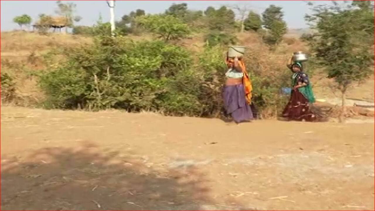 Video: બનાસકાંઠાના અંતરિયાળ ગામોમાં છેલ્લા 4 વર્ષથી અંધારપટની સ્થિતિ, અનેક રજૂઆતો બાદ પણ નથી આવી વીજળી