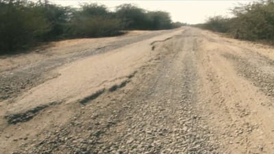 Video: સૂઈગામથી દુદાસણને જોડતો માર્ગ બિસ્માર, 10 ગામોને જોડતા રસ્તા પર ખાડાનું સામ્રાજ્ય