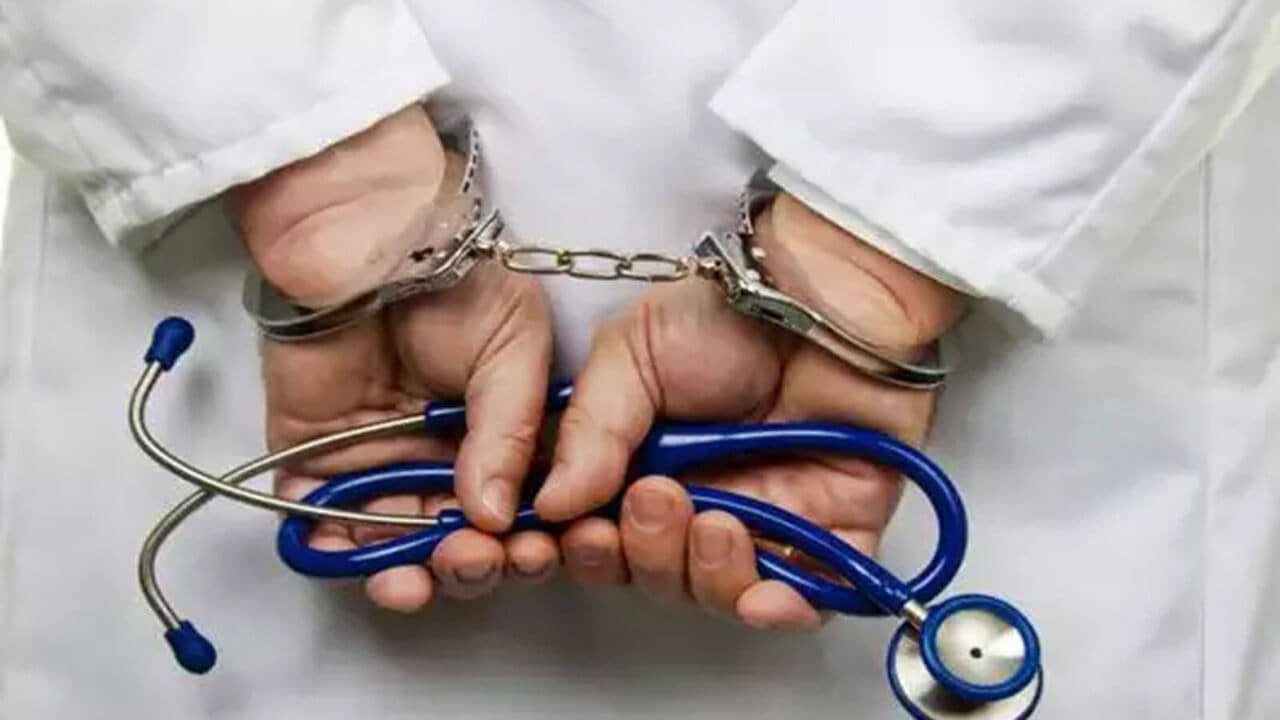 ગુજરાતી વીડિયો : અમદાવાદમાં ગેરકાયદે પ્રેકટિસ કરતા તબીબો પર તવાઈ, લાંભા-નારોલમાં બોગસ ક્લિનિક કરાયા સીલ