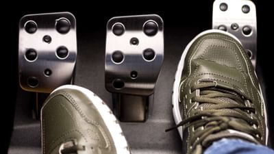 Knowledge: બ્રેક લગાડતી વખતે ક્લચ ન દબાવવો જોઈએ આવું શા માટે કહેવામાં આવે છે? નથી ખબર તો વાંચો આ સ્ટોરી