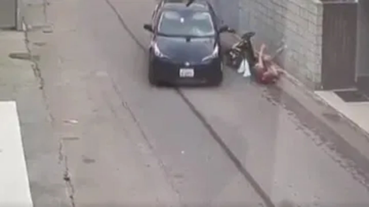 VIDEO:  મા એ મા, બીજા બધા વગડાના વા....બાળકને બચાવવા પૂરપાટ વેગે આવતી કારની સામે કૂદી ગઈ માતા, જુઓ Shocking video