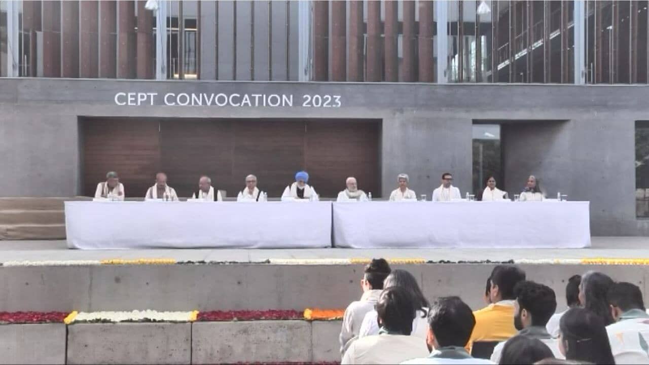 Video: અમદાવાદમાં CEPT યુનિવર્સિટીનો 17મો પદવીદાન સમારોહ યોજાયો,  600 વિદ્યાર્થીઓને એનાયત કરાઈ ડિગ્રી