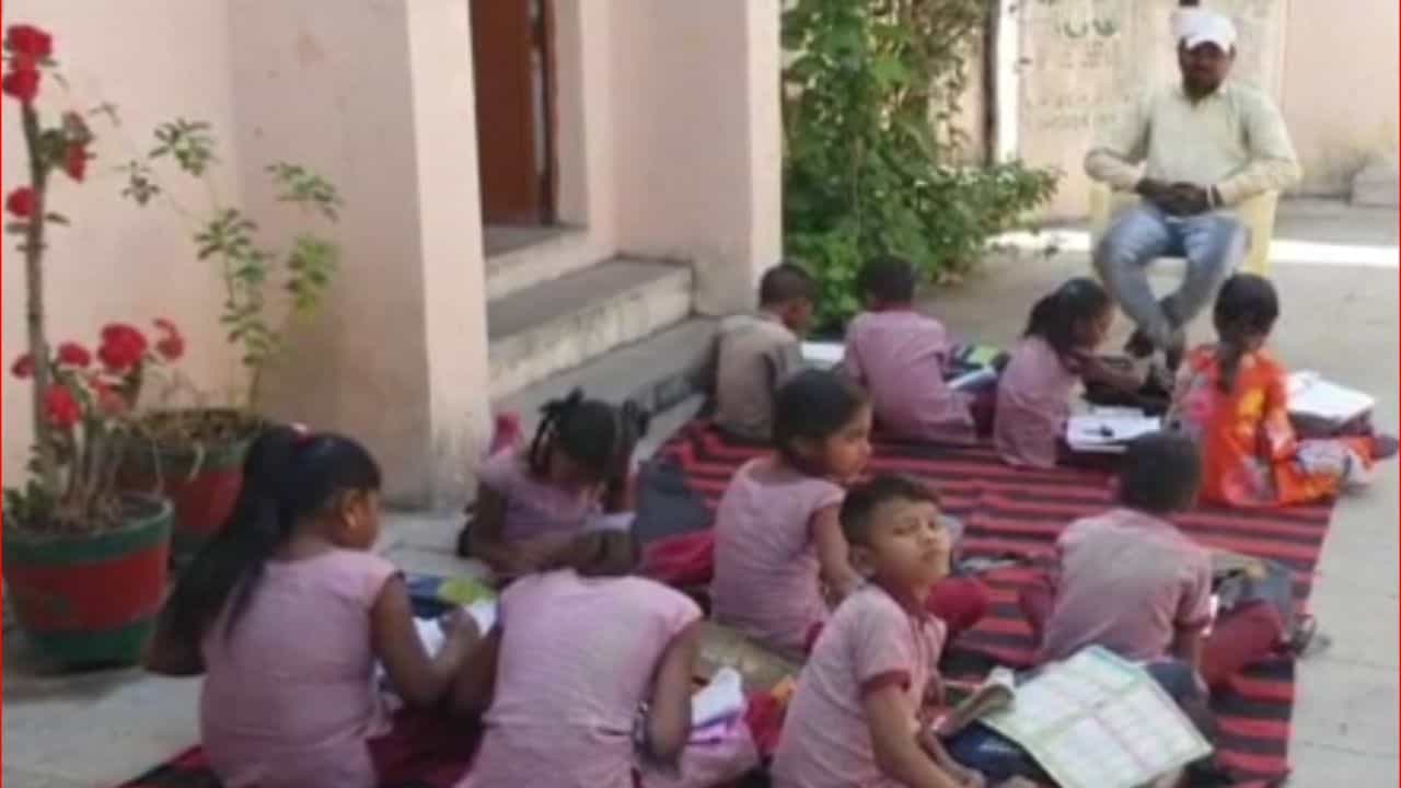 Chhota Udepur : નસવાડીની શાળામાં શિક્ષકો ‘ઘેર હાજર’, વાલીઓમા જોવા મળ્યો રોષ, જુઓ Video