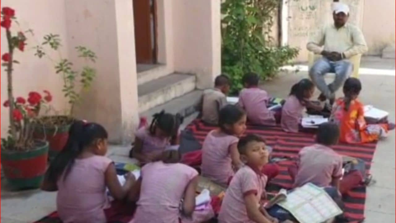 Chhota Udepur : નસવાડીની શાળામાં શિક્ષકો ‘ઘેર હાજર’, વાલીઓમા જોવા મળ્યો રોષ, જુઓ Video