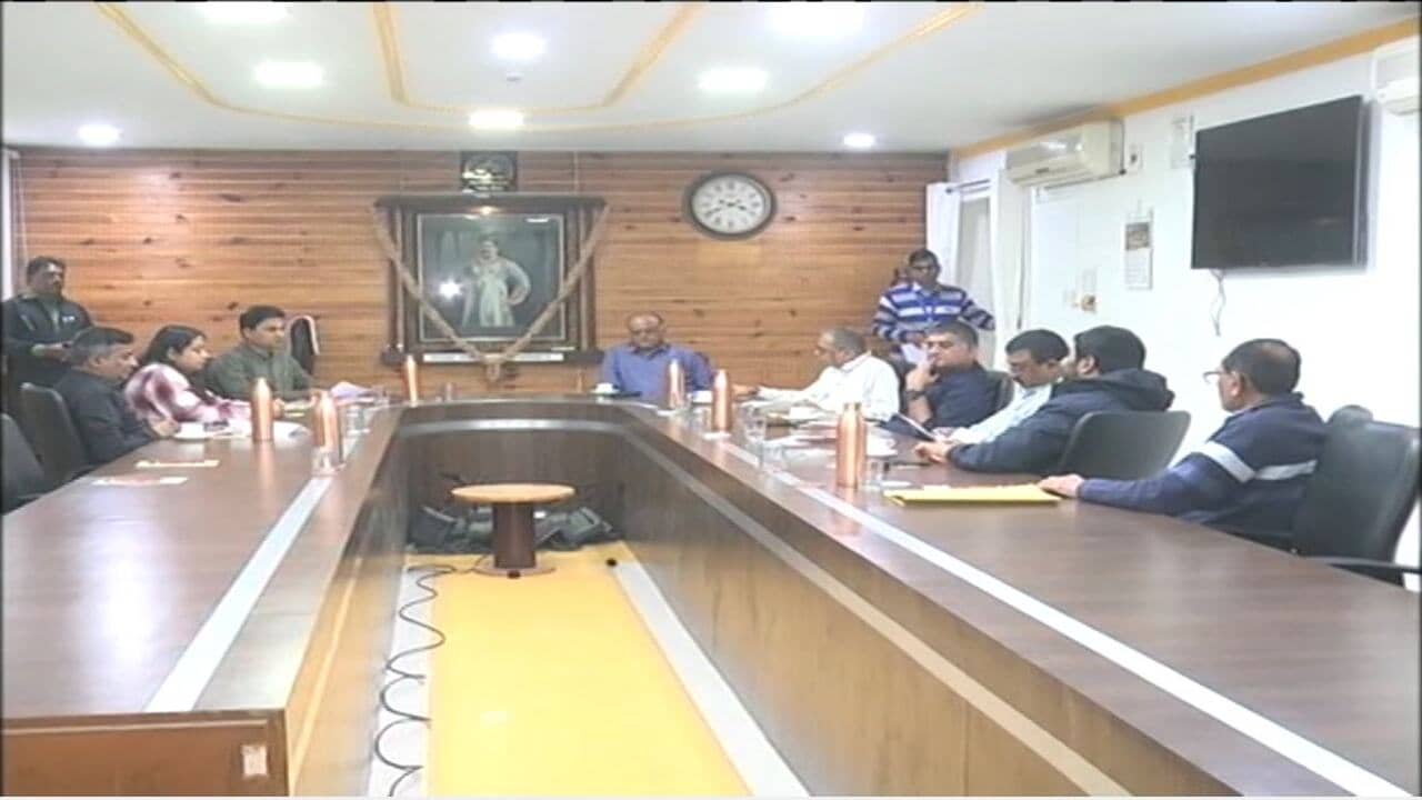 Video: નમાઝ વિવાદ મુદ્દે MSUમાં મળેલી હાઈપાવર કમિટીની બેઠક થઈ પૂર્ણ, નમાઝ પઢનારા વિદ્યાર્થીઓના લેવાયા નિવેદન