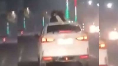 સ્કૂટી બાદ હવે કારનું સનરૂફ ખોલી રોમાન્સ કરતા જોવા મળ્યુ કપલ, થશે મોટી કાર્યવાહી- Video Viral