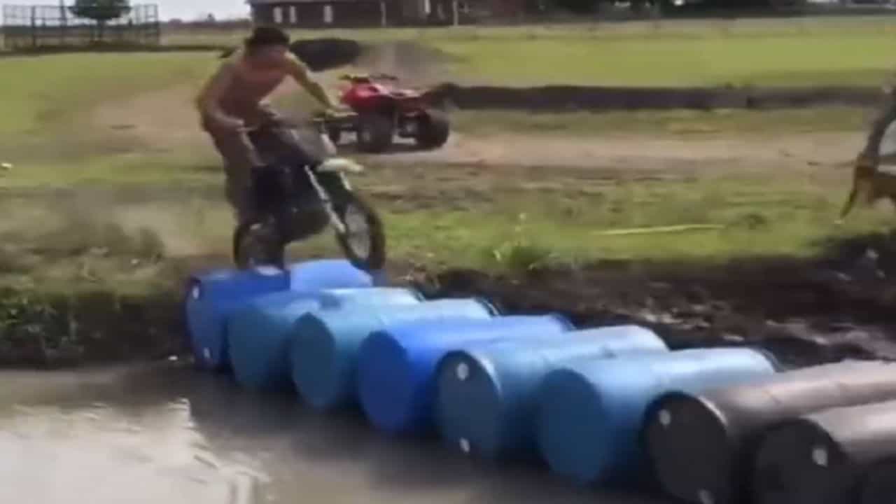 Funny video : સ્ટંટ કરતા બાઈક સાથે પડ્યો, પછી બતાવ્યો જોરદાર સ્વેગ, Viral Video જોઈને થશો હસીને લોટપોટ