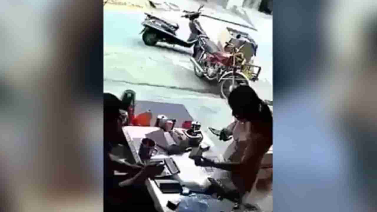 Twitter Viral Video : હસના મના હે....નસીબ સારૂં ના હોય તો ડ્રાઈવર વગરની સ્કૂટી પણ મારે છે ટક્કર, જુઓ Funny Viral Video