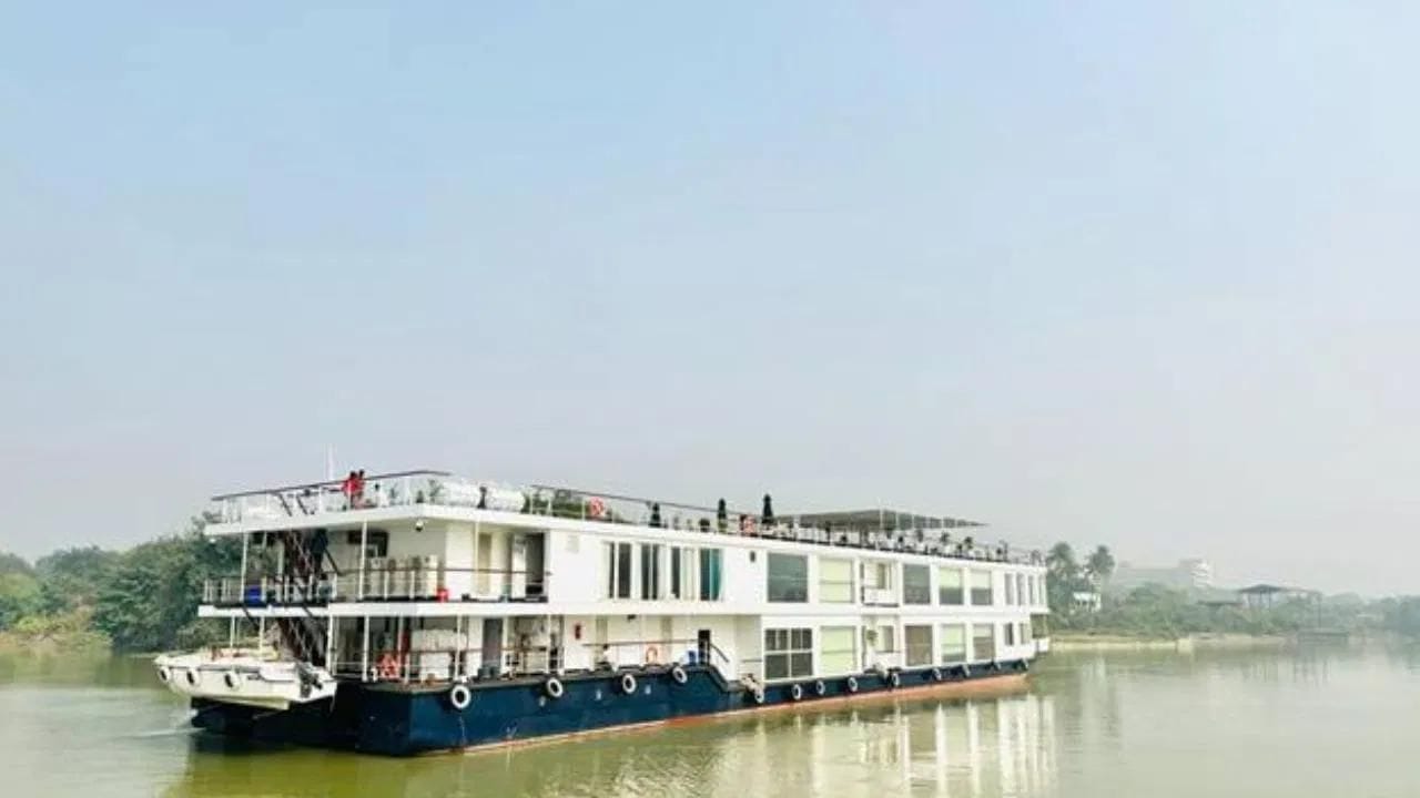 હાલમાં દેશમાં વારાણસી અને કોલકાતા વચ્ચે આઠ રિવર ક્રૂઝ કાર્યરત છે. આ સિવાય બીજા રાષ્ટ્રીય જળમાર્ગ (બ્રહ્મપુત્રા નદી) પર ક્રુઝનો ટ્રાફિક ચાલુ રહે છે.