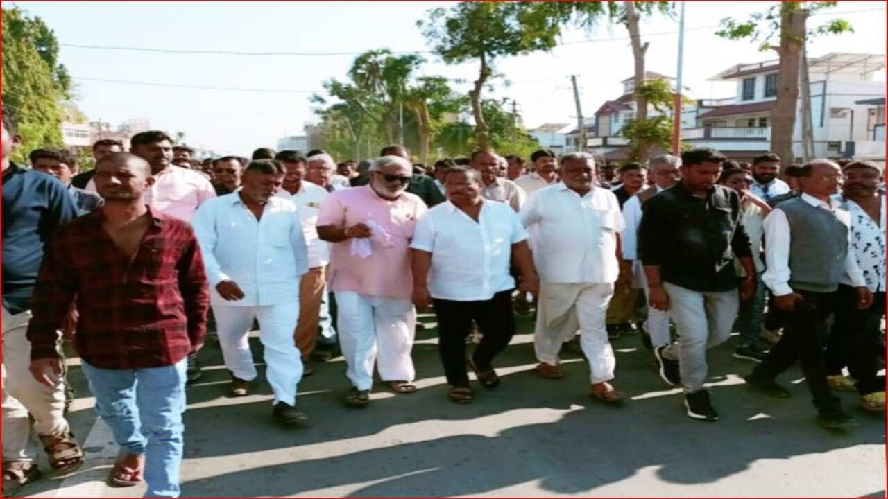 Video: ગીરસોમનાથમાં લવ જેહાદ, સોહેલ નામનો પરિણીત યુવક યુવતીને ભગાડી જતા ગામ લોકોમાં ભારોભાર રોષ, પાળ્યો સજ્જડ બંધ Video: ગીરસોમનાથમાં લવ જેહાદ, સોહેલ નામનો પરિણીત યુવક યુવતીને ભગાડી જતા ગામ લોકોમાં ભારોભાર રોષ, પાળ્યો સજ્જડ બંધ