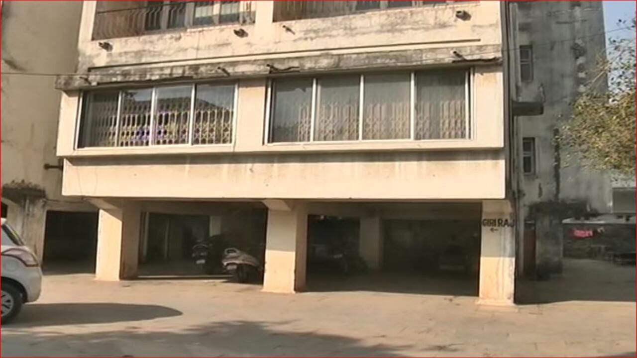 Video: અમદાવાદમાં ગુલબાઈ ટેકરા વિસ્તારની અનેક સોસાયટીમાં સર્જાઈ પાણીની પારાયણ, ટેન્કર મગાવવું પડે તેવી સ્થિતિ Video: અમદાવાદમાં ગુલબાઈ ટેકરા વિસ્તારની અનેક સોસાયટીમાં સર્જાઈ પાણીની પારાયણ, ટેન્કર મગાવવું પડે તેવી સ્થિતિ