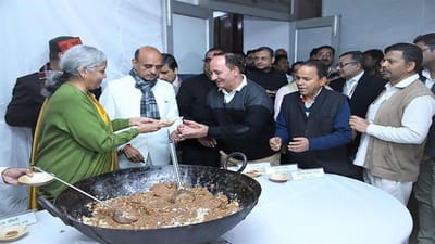 Budget 2023 Halwa Ceremony : બજેટ પહેલા અધિકારીઓ અને મંત્રીઓનું મોં મીઠું કરાવાયું, નાણાં મંત્રી બજેટ રજૂ કરે ત્યાર સુધી 100 થી વધુ લોકોને લોક ઈન કરવામાં આવ્યા