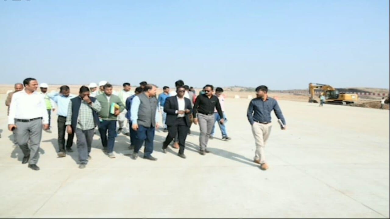 Video: રાજકોટમાં તૈયાર થઈ રહેલા હિરાસર ઍરપોર્ટની 90 ટકા કામગીરી પૂર્ણતાના આરે, 2-3 મહિનામાં ઍરપોર્ટ શરૂ કરાશે Video: રાજકોટમાં તૈયાર થઈ રહેલા હિરાસર ઍરપોર્ટની 90 ટકા કામગીરી પૂર્ણતાના આરે, 2-3 મહિનામાં ઍરપોર્ટ શરૂ કરાશે