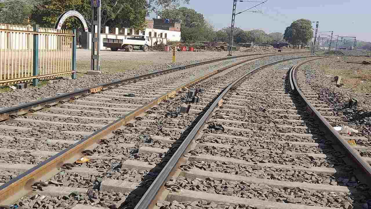 Ahmedabad: ઠંડીમાં માણસો તો ઠીક પાટા પણ સંકાચોઈ જતા રેલવે વિભાગે હાથ ધરી ટ્રેક ચકાસવાની કામગીરી, વિવિધ વિસ્તારના ક્રોસિંગ રહેશે બંધ