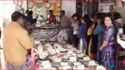 Jamnagar : હાપા જલારામ મંદિરમા યોજાયો રોટલાનો અનોખો અન્નકુટ, વિશ્વના સૌથી મોટા રોટલા સાથે 111 પ્રકારના રોટલા ધરાવ્યા, જુઓ Video