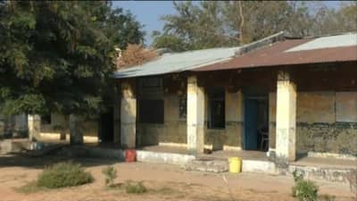 વડોદરાના ડભોઈમાં શાળાની દયનિય સ્થિતિ, પતરાવાળી જર્જરિત શાળામાં જીવના જોખમે આવે છે વિદ્યાર્થીઓ