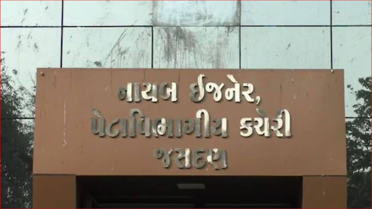 Video : જસદણ પાલિકાએ વીજળીનું 35 લાખનું બિલ ન ભરતા PGVCLએ ત્રણ સ્ટ્રીટ લાઈટના વીજ જોડાણ કાપી નાખ્યા