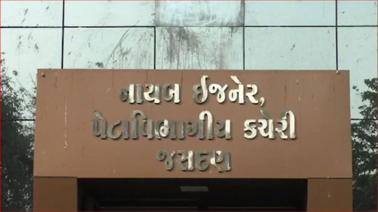 Video : જસદણ પાલિકાએ વીજળીનું 35 લાખનું બિલ ન ભરતા PGVCLએ ત્રણ સ્ટ્રીટ લાઈટના વીજ જોડાણ કાપી નાખ્યા Video : જસદણ પાલિકાએ વીજળીનું 35 લાખનું બિલ ન ભરતા PGVCLએ ત્રણ સ્ટ્રીટ લાઈટના વીજ જોડાણ કાપી નાખ્યા