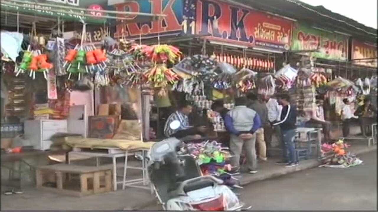 અમદાવાદ: બજારોમાં ઉત્તરાયણની ખરીદીનો જામ્યો માહોલ, પતંગ-દોરીના ભાવમાં 25 થી 30 ટકાનો ભાવ વધારો