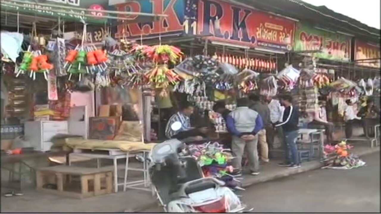 અમદાવાદ: બજારોમાં ઉત્તરાયણની ખરીદીનો જામ્યો માહોલ, પતંગ-દોરીના ભાવમાં 25 થી 30 ટકાનો ભાવ વધારો