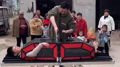 Shocking Viral Video : શું તમે જાદુગરનું આ જાદુ જોયું છે...? તો જાણો કે આ ટ્રીક કંઈ રીતે કામ કરે છે, રહસ્ય આવ્યું સામે